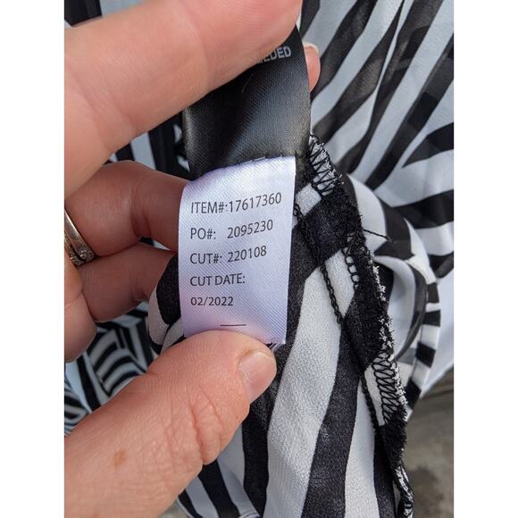 Torrid Hi-Lo Babydoll Sheer Button Front Tunic Tank Sz 2X Black White Geometric - Picture 9 of 9